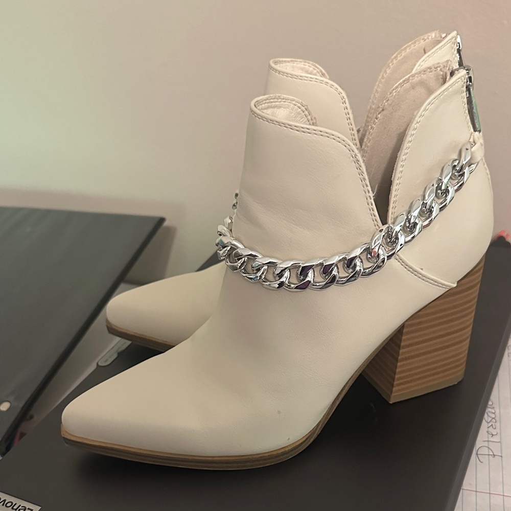 Ankle boots with oyster chain